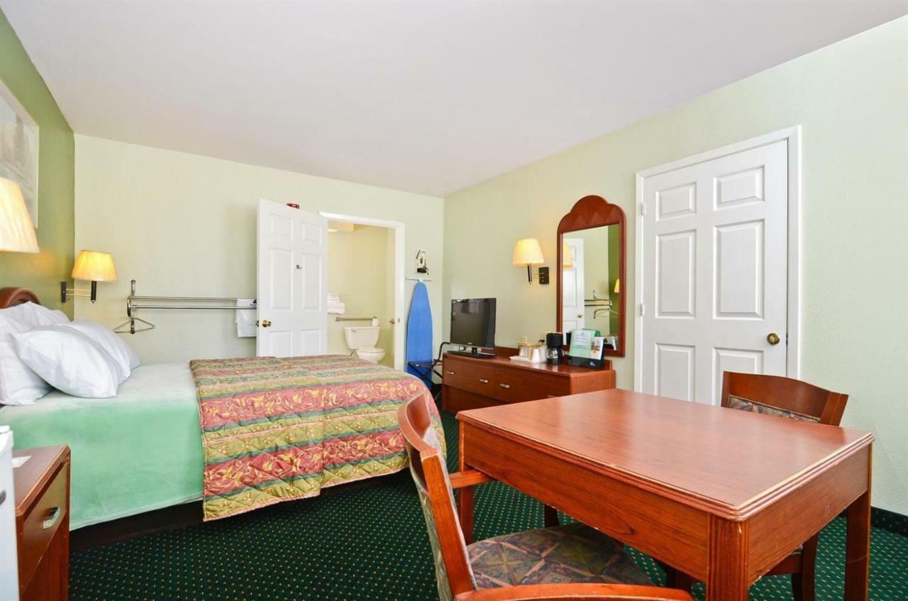 Pine Point Inn&Suites Smithville Extérieur photo