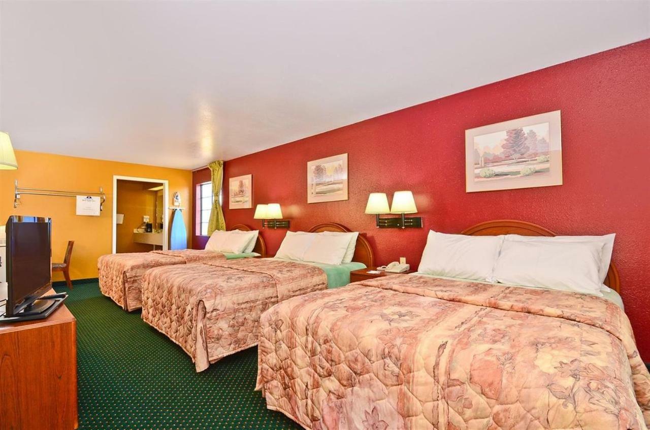 Pine Point Inn&Suites Smithville Extérieur photo