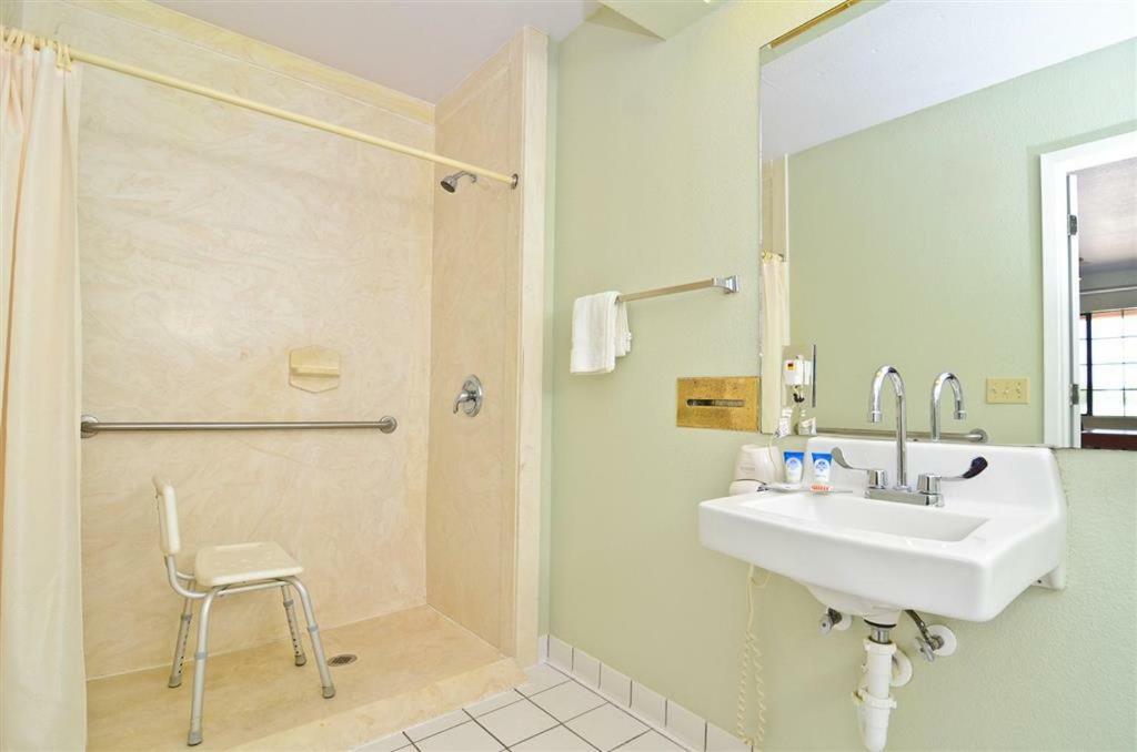 Pine Point Inn&Suites Smithville Extérieur photo
