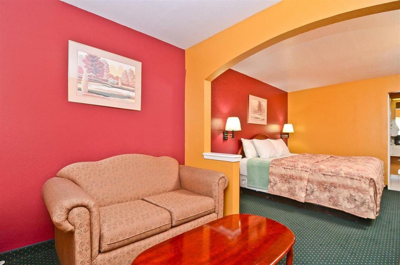 Pine Point Inn&Suites Smithville Extérieur photo