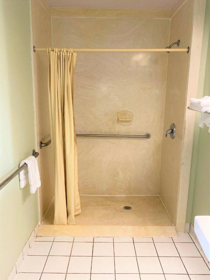 Pine Point Inn&Suites Smithville Extérieur photo
