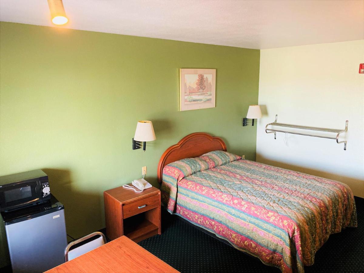 Pine Point Inn&Suites Smithville Extérieur photo